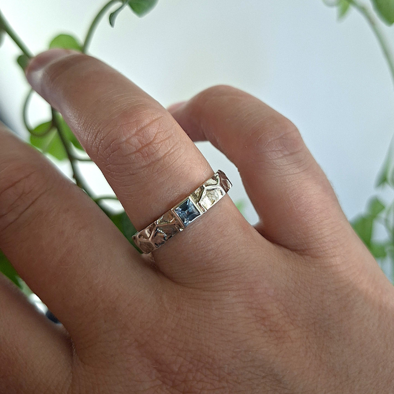 Zilveren honingraattextuur ring met vierkante ijsblauwe Topaas foto op model, design en handgemaakt door Goudsmederij Goedbloed