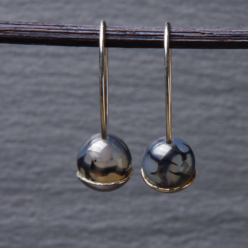 Lange witgouden oorhaken met zwart grijze Dragon agaat. Handgemaakt duurzaam design door Goudsmederij Goedbloed