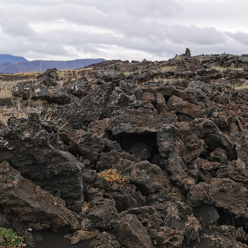 Inspiratiefoto van Lava landschap Ijsland rotsen ruw stoer contrast voor Lava sieraden ringen goud en zilver door Goudsmederij Goedbloed handgemaakt en ontwerp