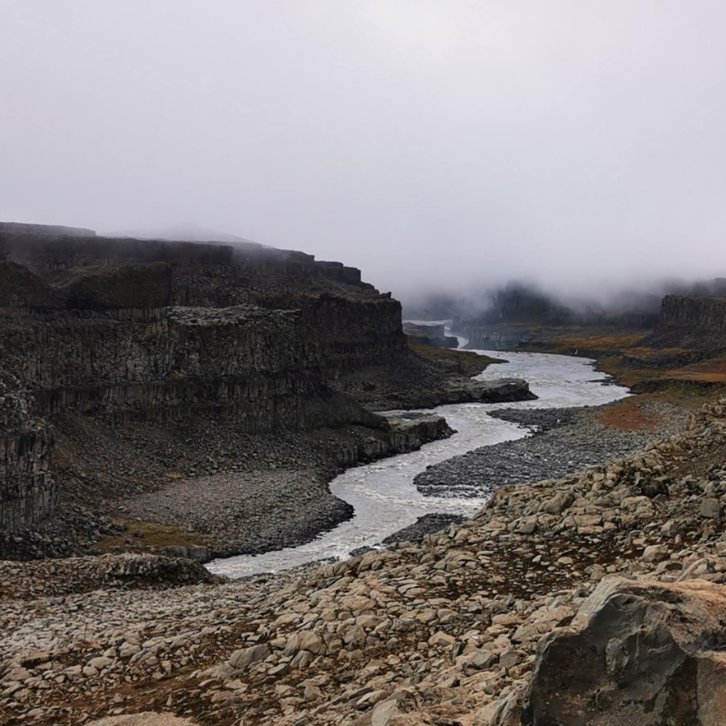 Inspiratiefoto voor handgemaakt zwart lava sieraden van Goudsmederij Goedbloed; van ruig lava landschap bij Dettifoss Ijsland