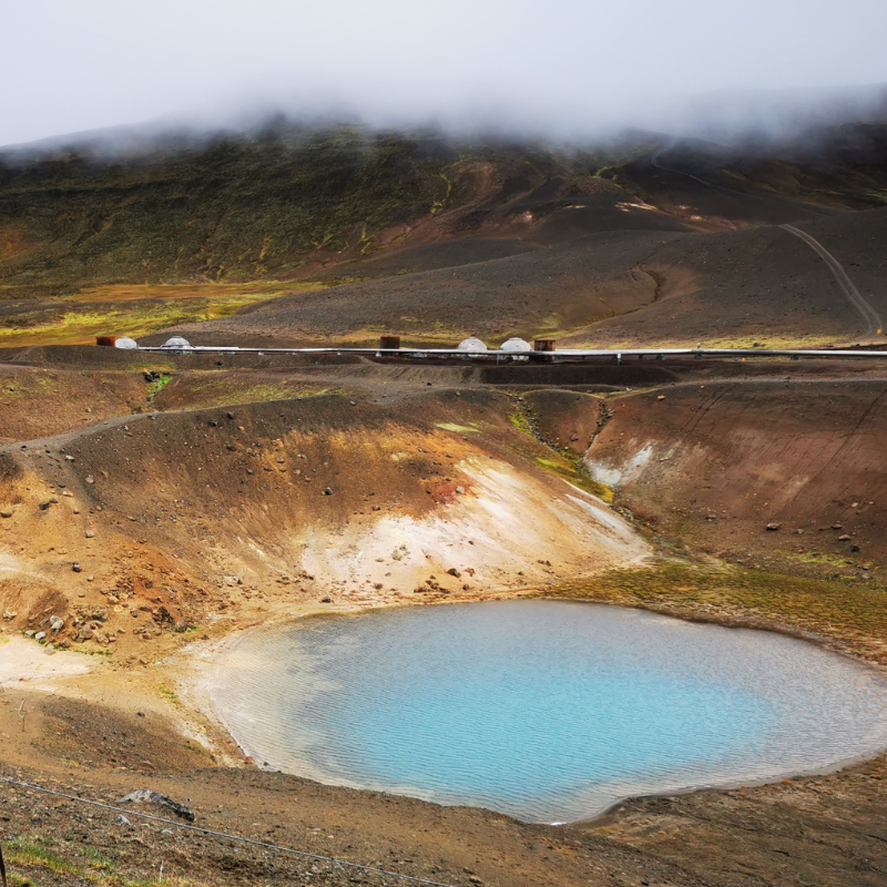 Inspiratiefoto voor handgemaakte unieke fantasiegeslepen regenboog Maansteen ring; helderblauw meer  in ruig Ijsland 
