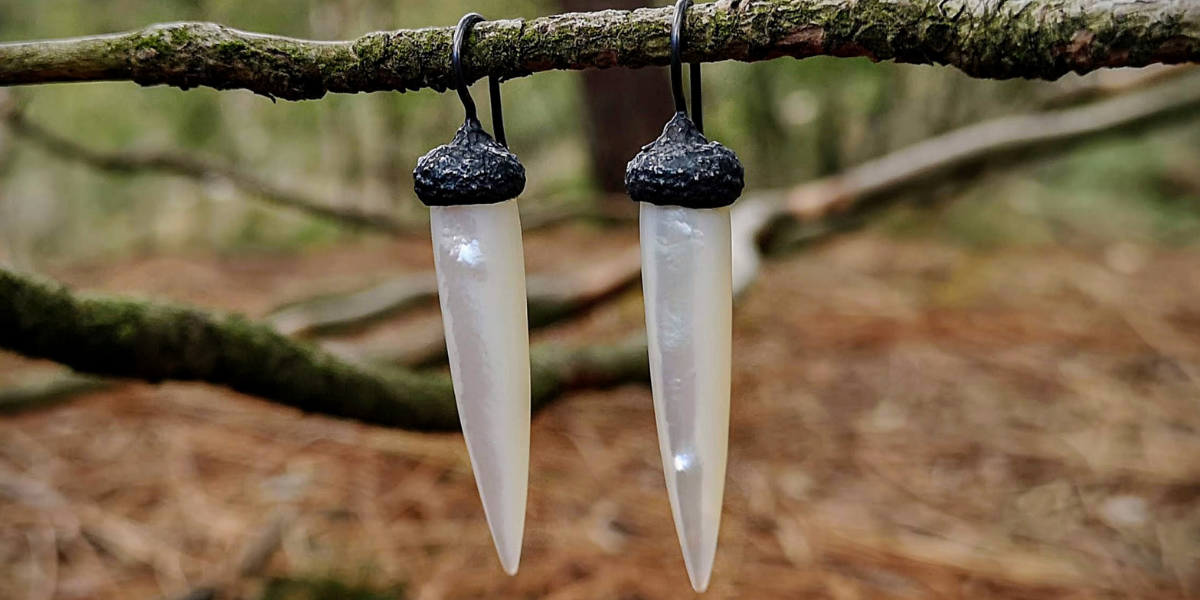 Zwart zilveren oorbellen met parelmoer. Handgemaakte luxe oorbellen.