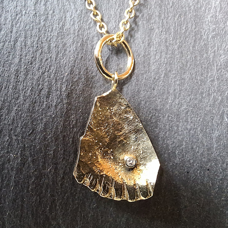 Organische schelp hanger gemaakt van 14 karaat geelgoud met witte diamant. Uniek en duurzaam ontwerp door Goudsmederij Goedbloed