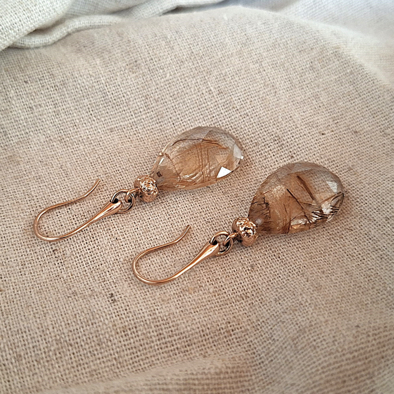 Roodgouden oorbellen oorhaken met druppelvormige facetgeslepen rutielkwarts forest eik tak organisch ontwerp handgemaakt door Goudsmederij Goedbloed