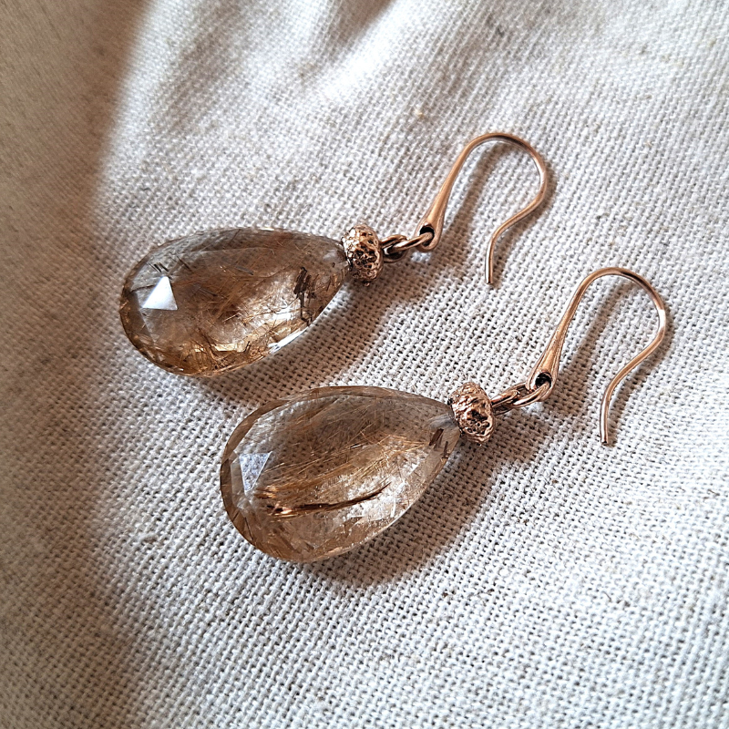 Roodgouden oorbellen oorhaken met druppelvormige facetgeslepen rutielkwarts forest eik tak organisch ontwerp handgemaakt door Goudsmederij Goedbloed dieptefoto van rutielkwartsen
