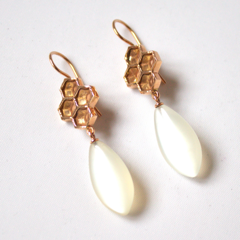 Roodgouden oorbellen met witte maansteen en honingraat detail. 14K gouden oorhaken uit de Honey collectie van Goudsmederij Goedbloed.