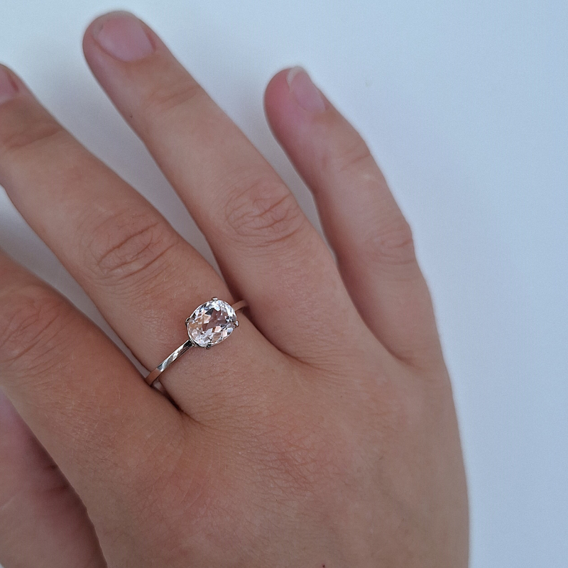 Natuurlijk witgouden solitaire ring met ovale facet geslepen roze Morganiet in een klassieke chatonzetting. Handgemaakt en duurzaam door Goudsmederij Goedbloed foto op model