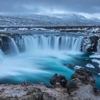 Inspiratiefoto van Winters lava landschap rotsen en waterval contrast voor Lava sieraden handgemaakt en ontwerp door Goudsmederij Goedbloed handgemaakt 