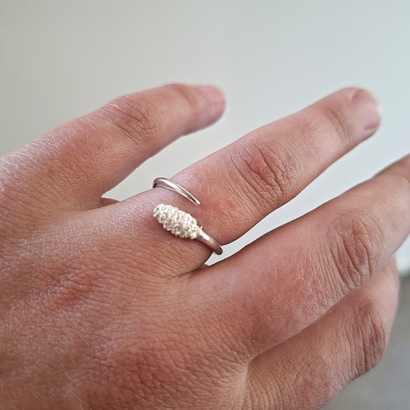 Zilveren forest elsje ring, welke schuin om de vinger gaat, slagring, handgemaakt organisch ontwerp foto op model door Goudsmederij Goedbloed