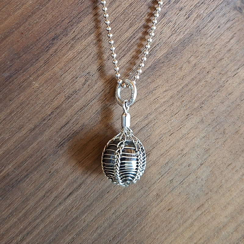 925 Zilveren Dragonstail hanger met Hematiet aan balletjes ketting. Een hanger gemaakt met een oude weeftechniek. Handgemaakt door Goudsmederij Goedbloed.