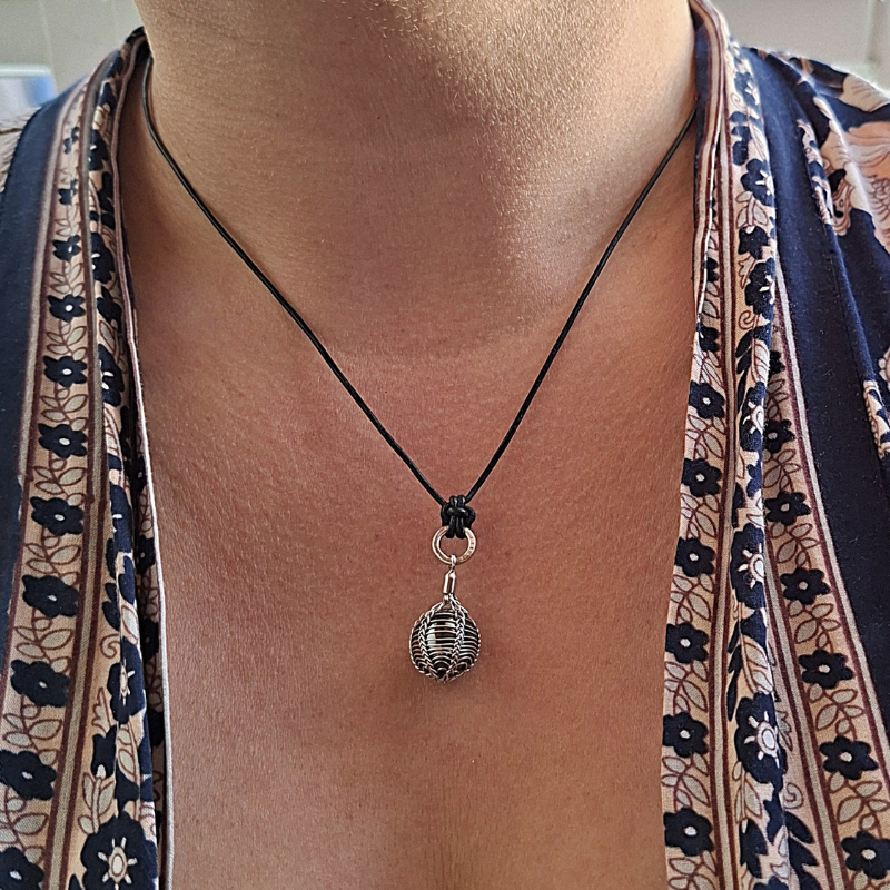 925 Zilveren Dragonstail hanger met Hematiet. Een hanger gemaakt met een weef techniek. Handgemaakt door Goudsmederij Goedbloed. foto op model