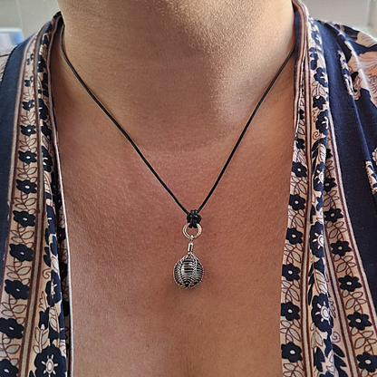 925 Zilveren Dragonstail hanger met Hematiet. Een hanger gemaakt met een weef techniek. Handgemaakt door Goudsmederij Goedbloed. foto op model