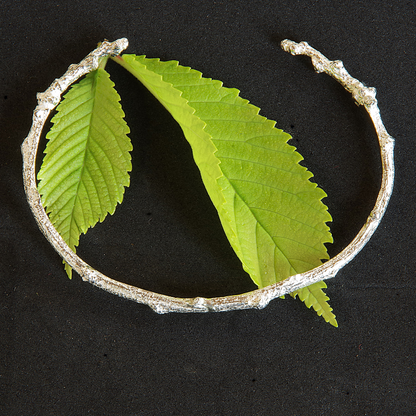 925 Zilveren klemarmband van zilvern eiken tak. Organisch ontwerp. Handgemaakte armband uit de Forest collectie van Goudsmederij Goedbloed.