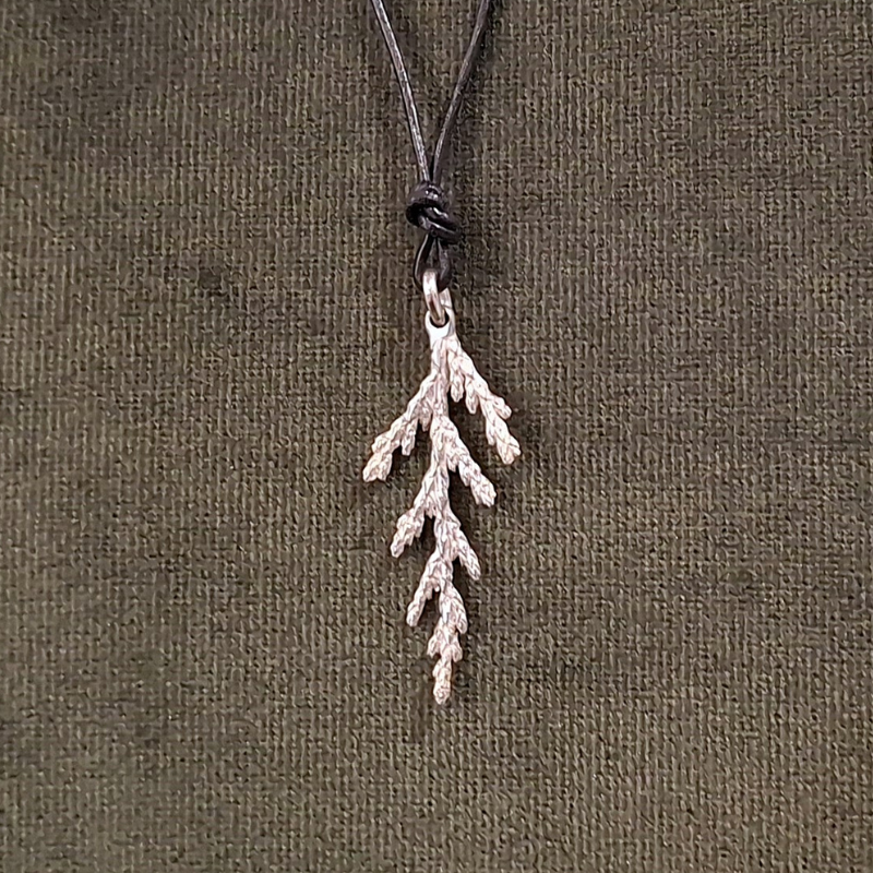 Zilveren tak ceder hanger winters design ijskristal hanger aan lederen koord. Handgemaakt organisch duurzaam door Goudsmederij Goedbloed