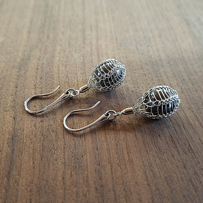 925 Zilveren Dragonstail oorbellen met Hematiet. Oorbellen gemaakt met een oude sieraden techniek. Handgemaakt door Goudsmederij Goedbloed.