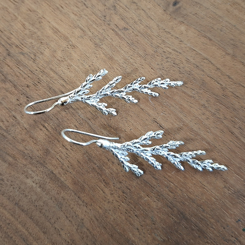 Zilveren oorhaken met het natuurlijke patroon van  een ceder tak design en handgemaakt door Goudsmederij Goedbloed