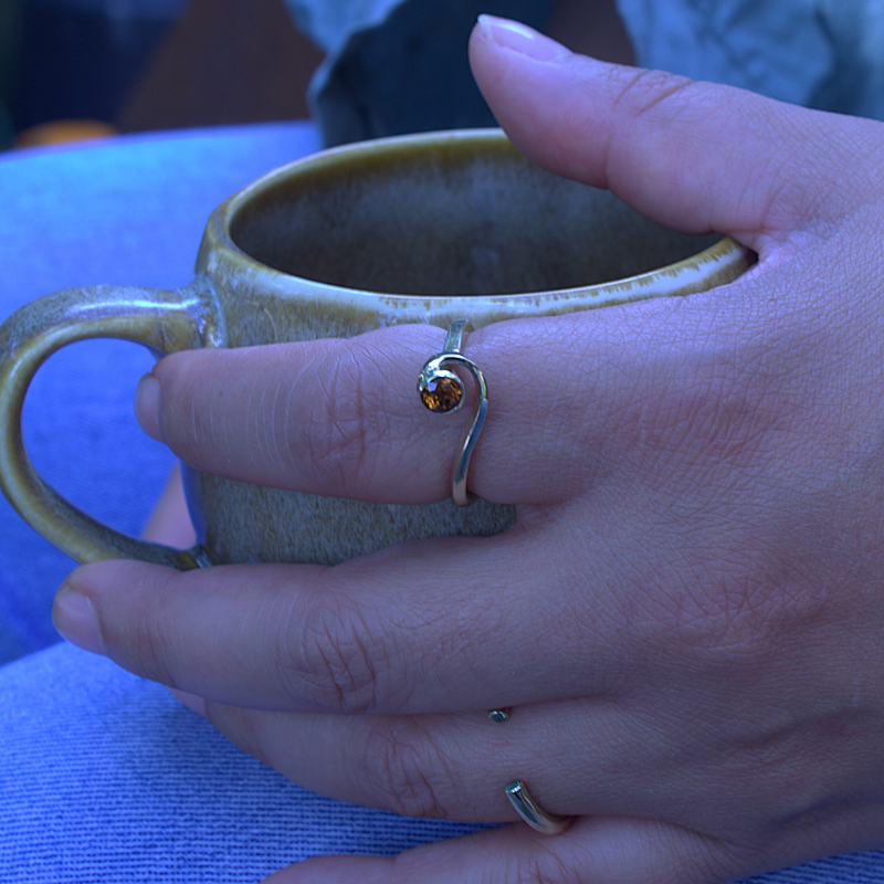 a-symmetrische solitaire ring, golvend minimalistisch ontwerp omarming klassiek ontwerp door Goudsmederij Goedbloed foto op model