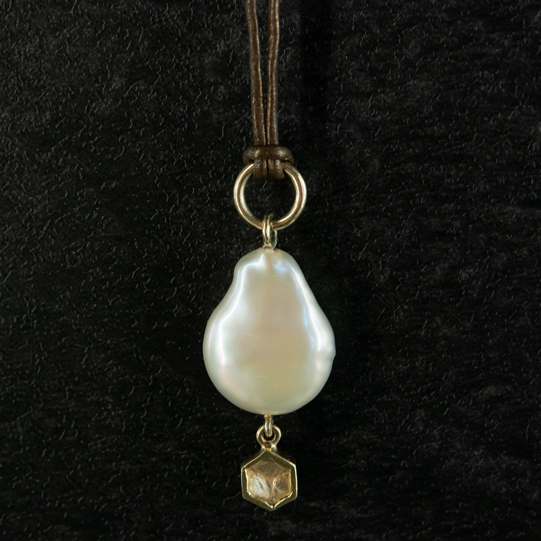 14k Geelgouden hanger met parel en Honingraat. Geelgouden hanger uit de Honey collectie van Goudsmederij Goedbloed.