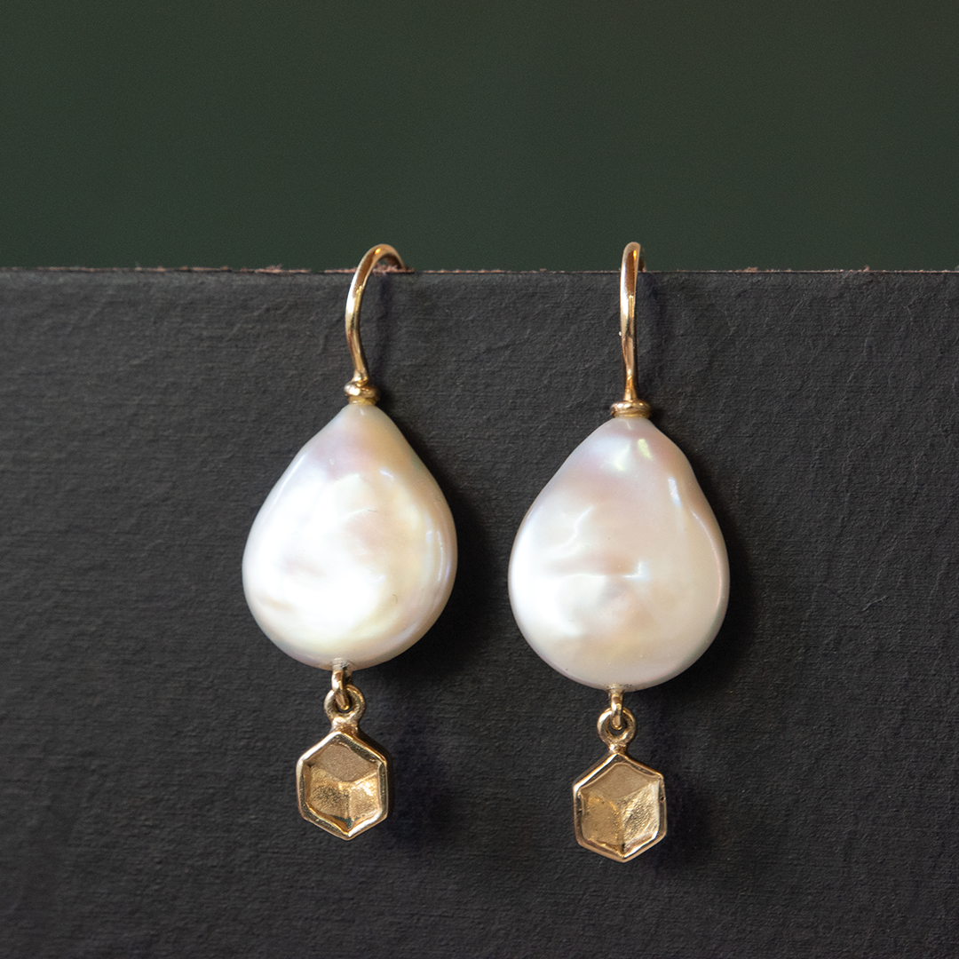 14k Geelgouden oorbellen met witte zoetwater parels en honingraat detail. Gouden oorbellen uit de Honey collectie van Goudsmederij Goedbloed.