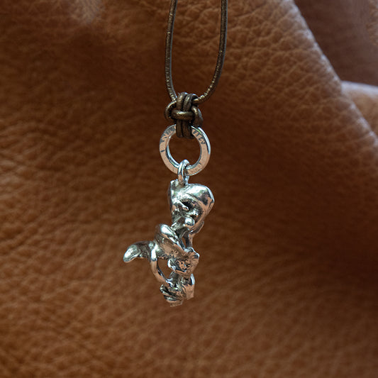 Unieke zilveren hanger van gegoten zilver. Handgemaakte hanger uit de Lava collectie van Goudsmederij Goedbloed.