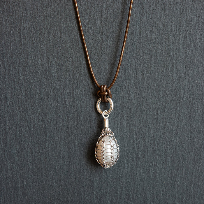 925 Zilveren Dragonstail hanger met witte zoetwater parel. Handgemaakte zilveren hanger uit de Dragonstail collectie van Goudsmederij Goedbloed. 