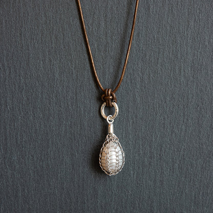 925 Zilveren Dragonstail hanger met witte zoetwater parel. Handgemaakte zilveren hanger uit de Dragonstail collectie van Goudsmederij Goedbloed. 