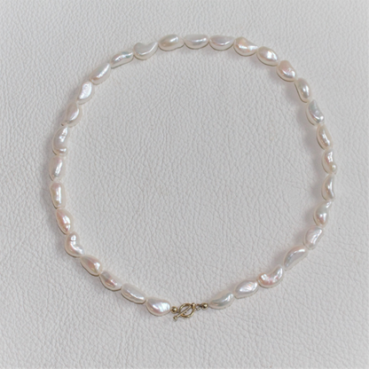 Witte Barokparel collier met 14k gouden sluiting. Keuze uit diverse kleuren parels. Handgemaakt parel collier uit de Classic collectie van Goudsmederij Goedbloed.