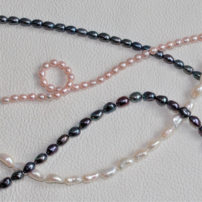 Parel collier met 14k gouden sluiting. Keuze uit diverse soorten en kleuren parels.  Uit de Classic collectie van Goudsmederij Goedbloed.