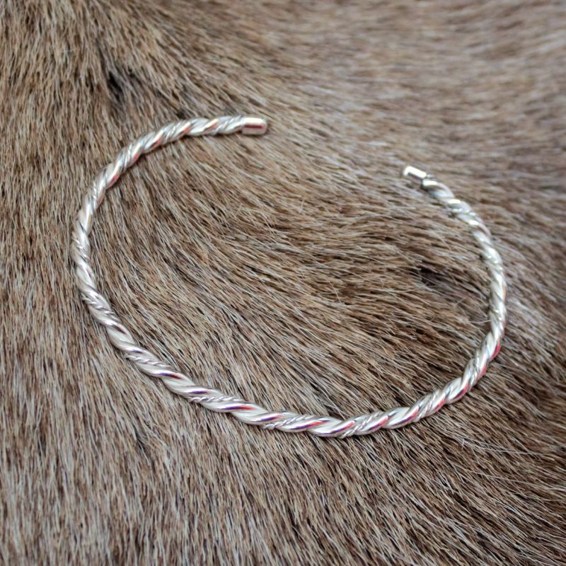 Zilver 925 klemarmband van gesmeed getordeerd rond draad handgemaakt door Goudsmederij Goedbloed