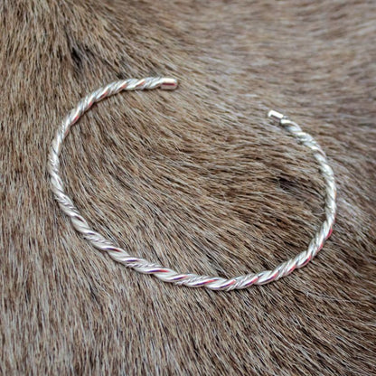 Zilver 925 klemarmband van gesmeed getordeerd rond draad handgemaakt door Goudsmederij Goedbloed