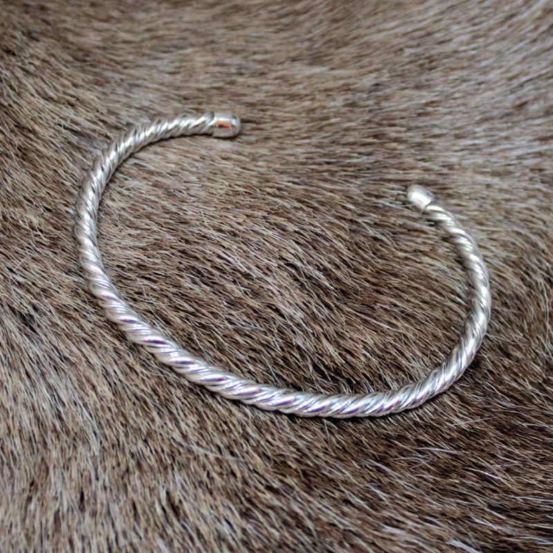 Zilver 925 klemarmband van gesmeed getordeerd rond draad handgemaakt door Goudsmederij Goedbloed