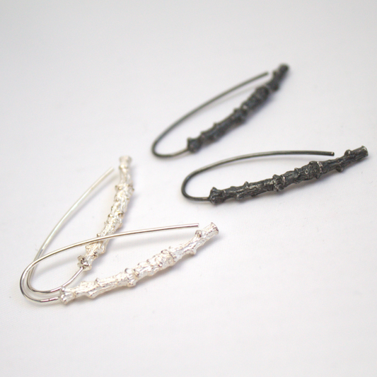 925 Zilveren Forest oorhaken. Zilveren oorbellen geïnspireerd door de takken van een Eik. Handgemaakt door Goudsmederij Goedbloed.
