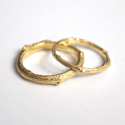 Gouden tak trouwringen - eenvoudige textuurringen handgemaakt door Goudsmederij Goedbloed