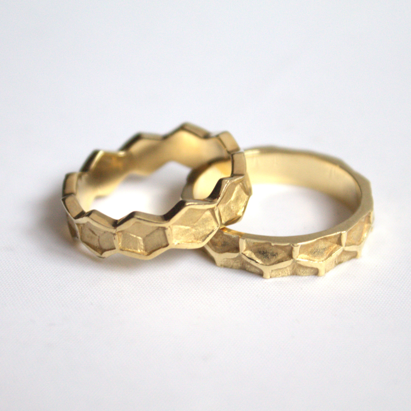 Geelgouden Honey trouwringen organisch en geometrisch duurzaam en handgemaakt door Goudsmederij Goedbloed