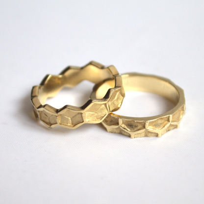 Geelgouden Honey trouwringen organisch en geometrisch duurzaam en handgemaakt door Goudsmederij Goedbloed