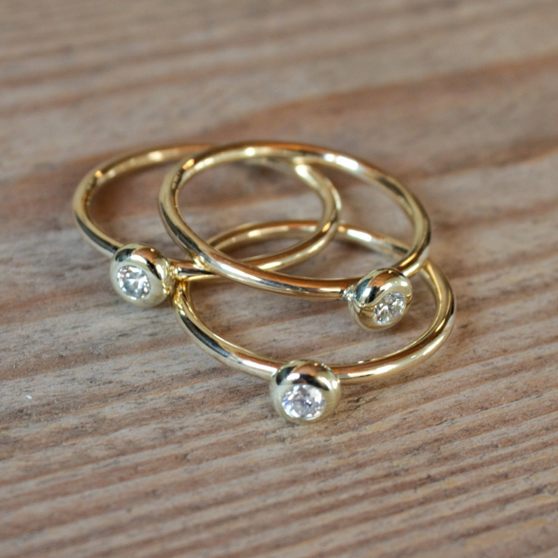 14 karaat geelgouden aanschuifringen met donutzetting met daarin een briljant geslepen diamant uit de Classic collectie handgemaakt door Goudsmederij Goedbloed