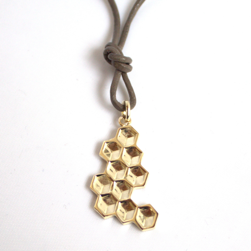 14 karaat geelgouden honingraat hanger uit de Honey collectie, organisch en geometisch, textuur hanger, puzzelstukje, asymmetisch handgemaakt door Goudsmederij Goedbloed