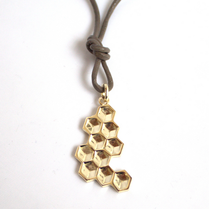 14 karaat geelgouden honingraat hanger uit de Honey collectie, organisch en geometisch, textuur hanger, puzzelstukje, asymmetisch handgemaakt door Goudsmederij Goedbloed