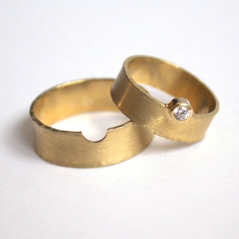 Geelgouden trouwringen met satijn gematteerde vlakke band met briljant geslepen diamant uit de Classic collectie handgemaakt door Goudsmederij Goedbloed