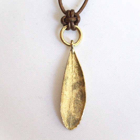 14k geelgouden hanger van een olijfblad. Gouden hanger uit de Forest collectie van Goudsmederij Goedbloed.