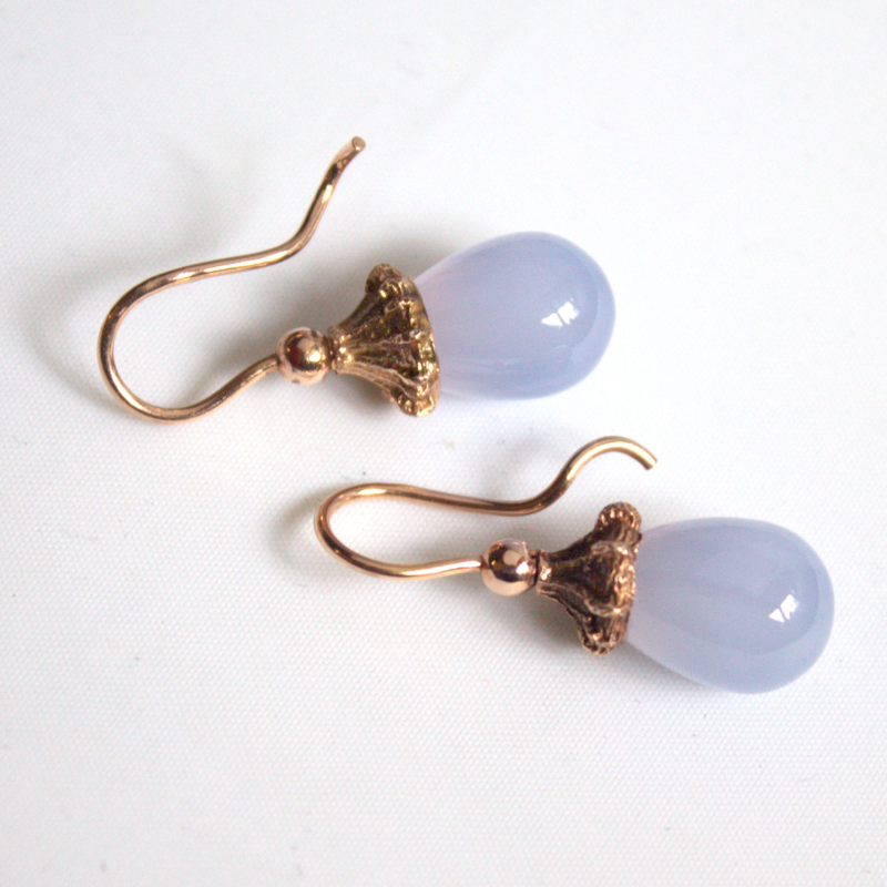 14K Rood gouden oorhaken met blauwe Chalcedoon. Duurzaam en handgemaakte gouden oorbellen uit de Forest collectie van Goudsmederij Goedbloed.