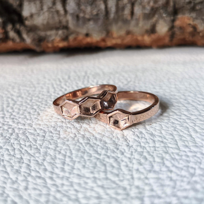 Rood gouden ringen met honingraten als versiering duurzaam en handgemaakt door Goudsmederij Goedbloed