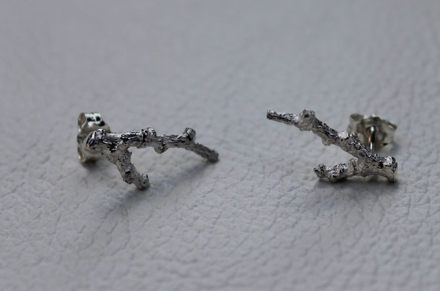 925 Zilveren Forest oorstekers. Oorbellen geïnspireerd door de takken van een boom met vertakking in de vorm van een wishbone. Handgemaakt door Goudsmederij Goedbloed.