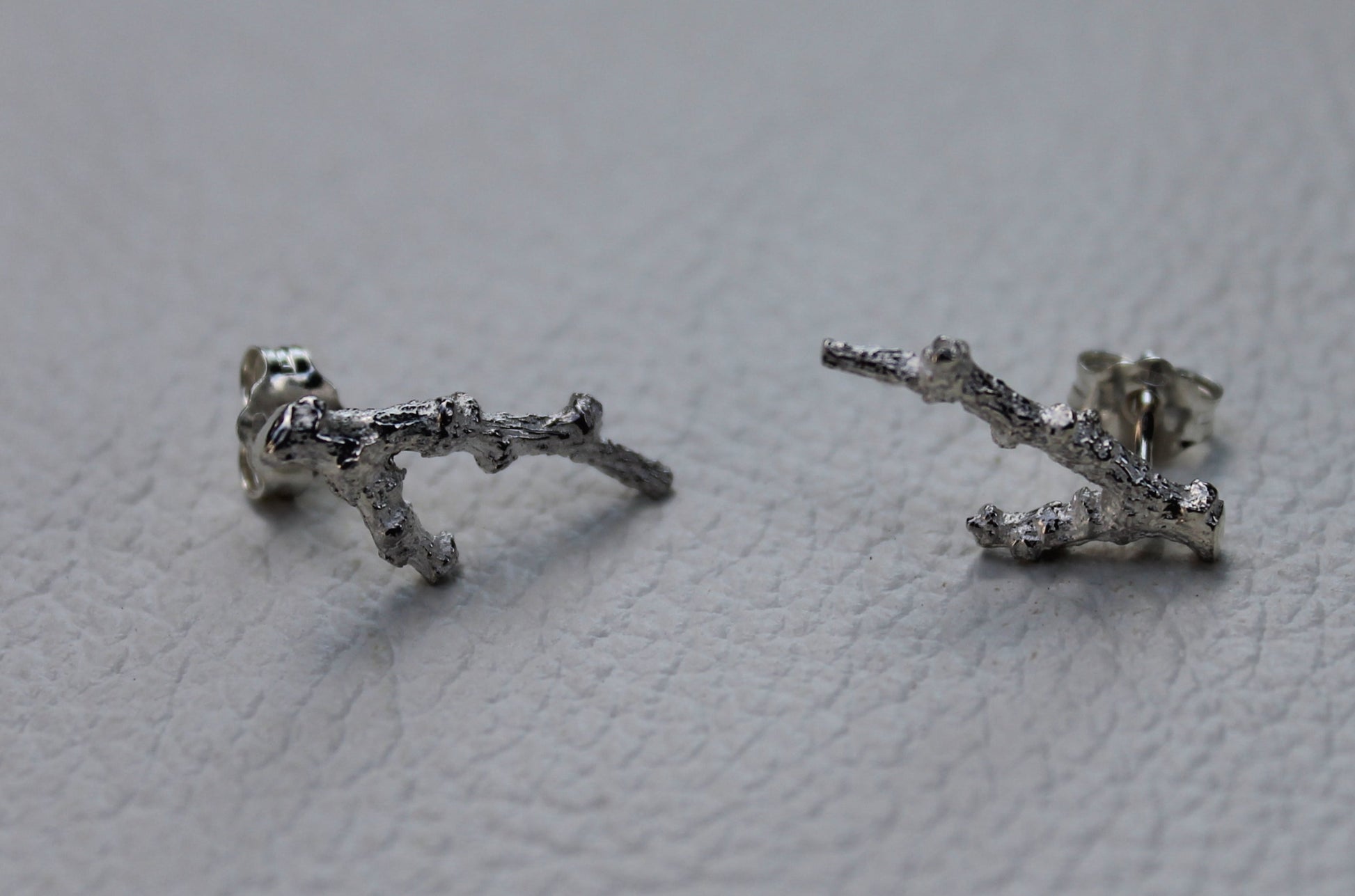 925 Zilveren Forest oorstekers. Oorbellen geïnspireerd door de takken van een boom met vertakking in de vorm van een wishbone. Handgemaakt door Goudsmederij Goedbloed.