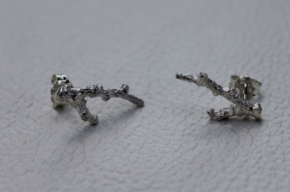 925 Zilveren Forest oorstekers. Oorbellen geïnspireerd door de takken van een boom met vertakking in de vorm van een wishbone. Handgemaakt door Goudsmederij Goedbloed.