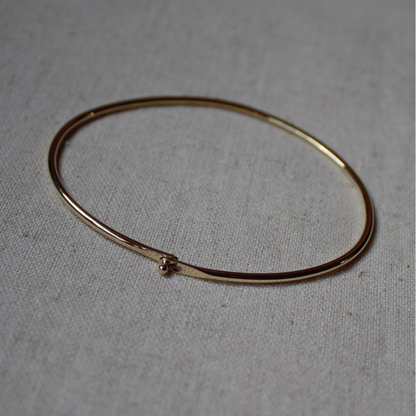 14 karaat gouden elegant en verfijnde smeedarmband met pinsluiting handgemaakt door Goudsmederij Goedbloed