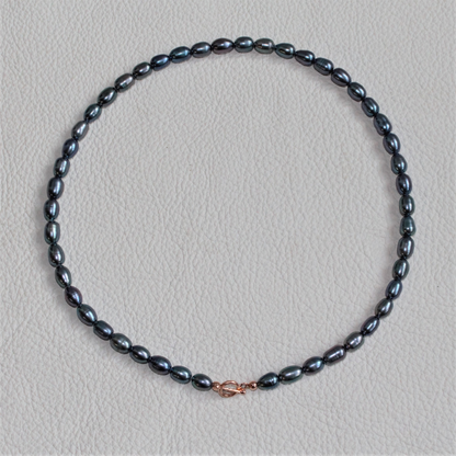 Zwarte Parel (peacock) collier met 14k gouden sluiting. Keuze uit diverse kleuren parels. Handgemaakt parel collier uit de Classic collectie van Goudsmederij Goedbloed.