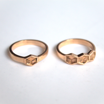 Rood gouden ringen met honingraten als versiering duurzaam en handgemaakt door Goudsmederij Goedbloed