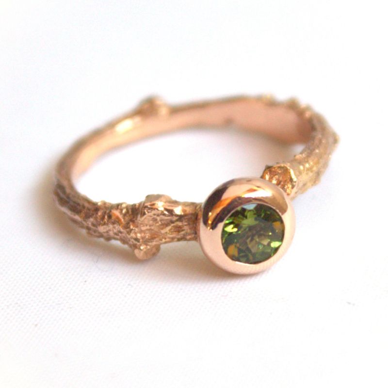 14K gouden Forest ring met Edelsteen. Gouden ringen met een natuurlijk uiterlijk zowel in materiaal gebruik als in ontwerp. Handgemaakte gouden ringen uit de Forest collectie van Goudsmederij Goedbloed