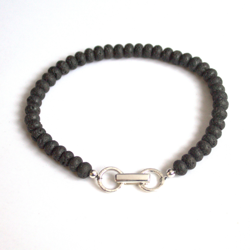 Stoere zilveren heren armband met hand gesmede sluitringen en lava stenen duurzaam en handgemaakt door Goudsmederij Goedbloed 